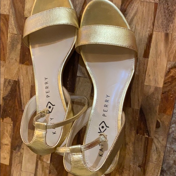 Gold Slippers - Picture 1 of 4